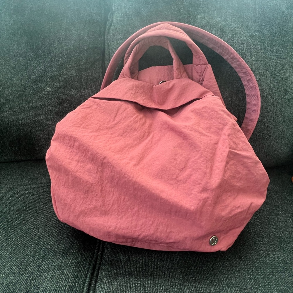 Lululemon on my level bag